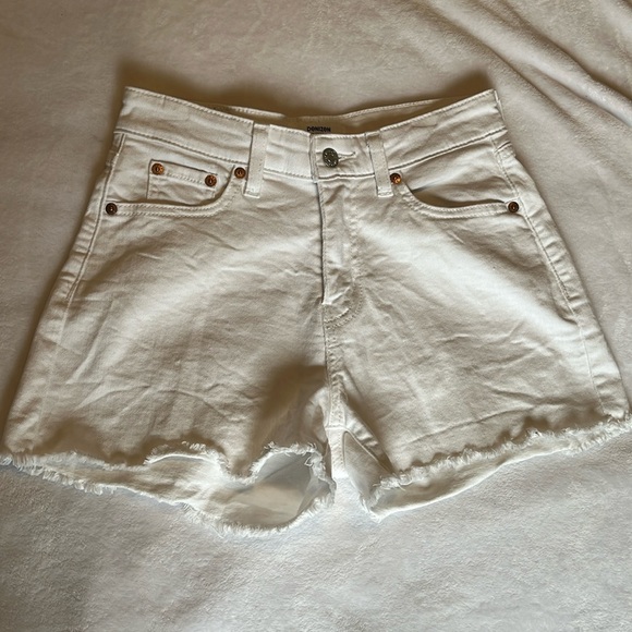 Denizen by Levi’s White Cut Off Shorts - Picture 1 of 6